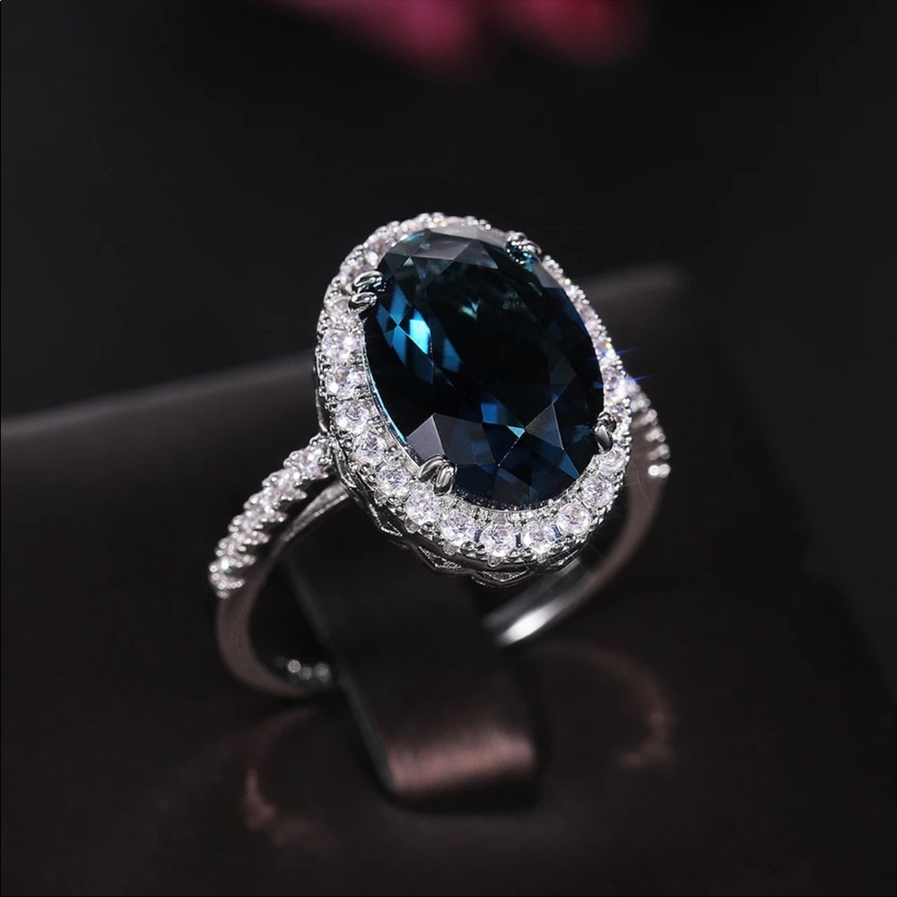 New 925 Silver Elegant Royal Oval CZ Diamond Ring - Picture 4 of 6